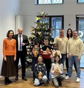 Kinder der Grundschule Heiligenhaus schmücken Weihnachtsbaum im Kulturbahnhof 